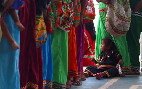 Mujeres indígenas esperando en una fila por ayuda social en Chiriquí (Panamá).