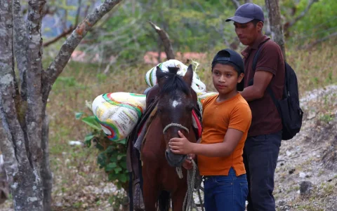 Un niño y su padre caminando por un sendero en Chiriquí (Panamá).