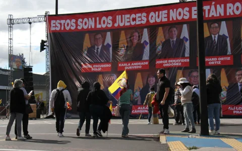 En agosto de 2025 aparecieron vallas gigantes con las fotos de los jueces de la Corte Constitucional en calles de Quito cercanas a la sede de la Corte.