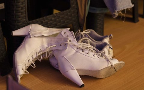 El Heels Dance se realiza sobre tacones altos que impulsan los movimientos.