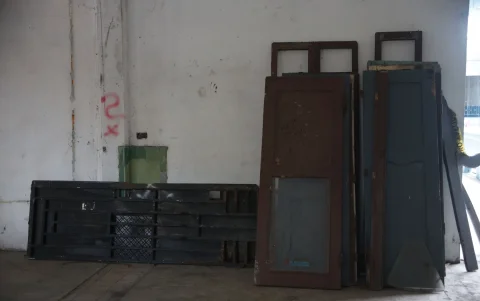 Hay puertas en mal estado arrimadas en el edificio que albergó al colegio Ana Paredes, en el centro de Guayaquil.