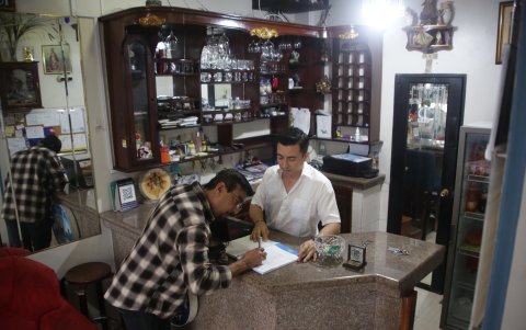 Ángel Jiménez registra a un huesped