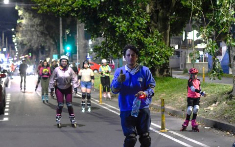 Patinadores avanzan por la avenida Amazonas durante el Paseo Express, una experiencia nocturna segura y llena de energía en Quito.
