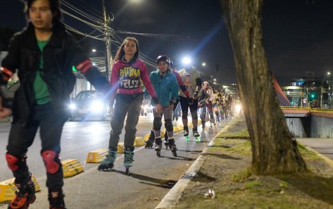 Niños, jóvenes y adultos participan en rutas en patines que recorren las principales avenidas del norte de Quito.
