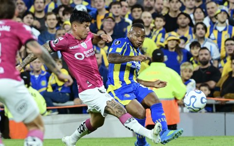 Jáminton Campaz (d) de Rosario disputa un balón con Jordy Alcívar de Independiente del Valle .