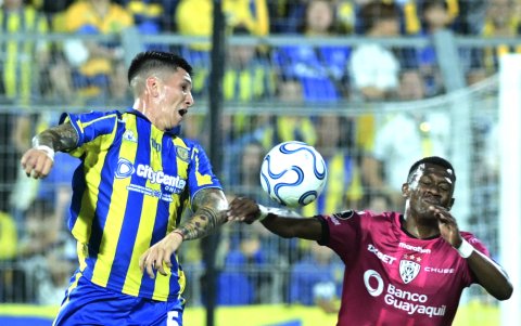 Franco Ibarra (i) de Rosario Central disputa un balón con Justin Lerma de Independiente del Valle .