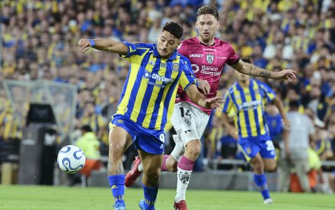 Alejo Véliz (i) de Rosario disputa un balón con Mateo Carabajal de Independiente del Valle.