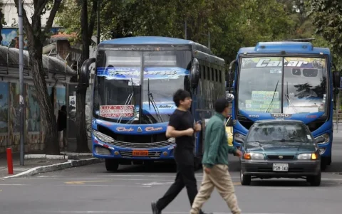 En la Juan León Mera y Jorge Washington, en el centro norte de Quito, buses corretean.
