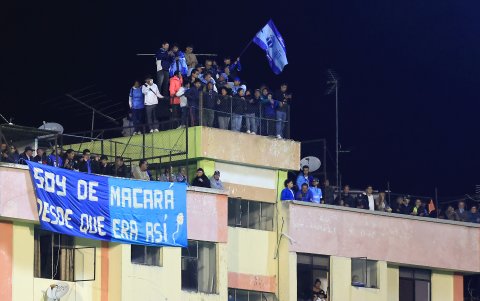 Aficionados de Macará observan desde un edificio el partido de la Copa Sudamericana.