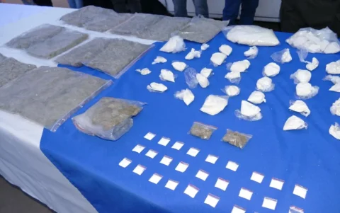 Las autoridades señalaron que algunos de los detenidos estarían vinculados a organizaciones criminales como 'Lobos' y 'Choneros'.