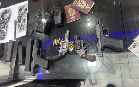 Entre las evidencias se encontraban diez teléfonos celulares, cuatro armas de fuego, cincuenta y ocho municiones y tres radios de comunicación.