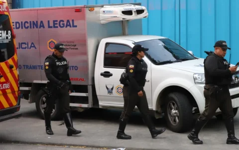 Agentes de la Policía y personal de emergencias médicas acudieron al sitio para brindar asistencia.