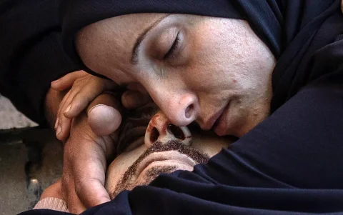 Un familiar llora el cuerpo del corresponsal Mohammed Wishah, en el Hospital de los Mártires de Al-Aqsa en Deir al-Balah, en el centro de la Franja de Gaza.