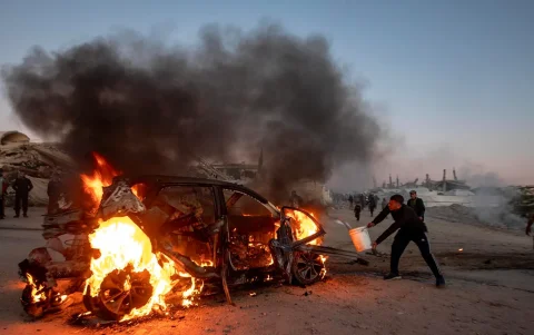 Un vehículo destruido en llamas tras un ataque aéreo israelí en la carretera Al Rashid, al suroeste de la ciudad de Gaza, el 8 de abril de 2026.