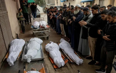 Palestinos rezan por los cuerpos de las víctimas mortales de un ataque aéreo israelí en el Hospital de los Mártires de Al-Aqsa en la Franja de Gaza, el 7 de abril de 2026.