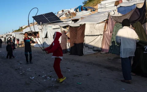 Niños palestinos juegan junto a sus tiendas de campaña en el sur de la Franja de Gaza, el 24 de marzo de 2026.