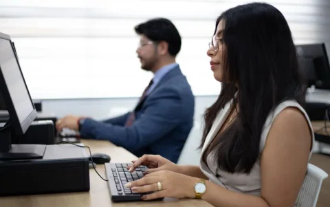 El sistema distribuye los cupos según la calificación alcanzada por cada aspirante y la oferta disponible