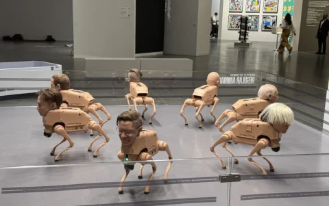 Cada figura está equipada con un avanzado sistema de detección y movilidad.