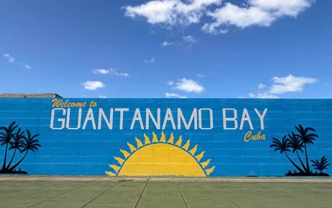 Fotografía del 22 de marzo de 2026 de un mural que da la bienvenida en un letrero en inglés a la bahía de Guantánamo, en Guantánamo (Cuba).