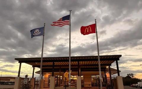 Fotografía que muestra la fachada de un restaurante McDonald's, en Guantánamo (Cuba).