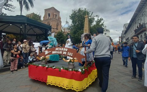 Las instituciones educativas desfilaron representando a las culturas de los diferentes países que serán parte de la  Copa del Mundo 2026.
