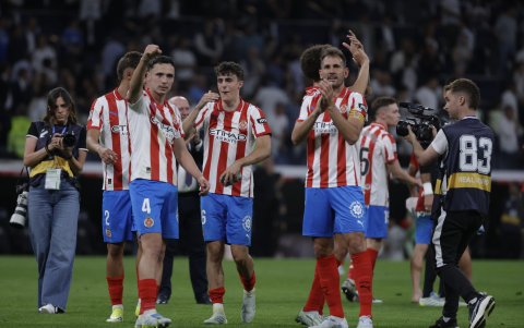 Los jugadores del Girona celebran el empate, al término del partido de LaLiga entre Real Madrid y Girona.