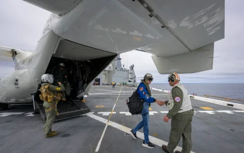 Una fotografía facilitada por la Administración Nacional de Aeronáutica y del Espacio (NASA) muestra al administrador de la NASA, Jared Isaacman (izquierda), siendo recibido por el capitán Erik Kenny (derecha).