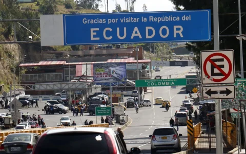 Daniel Noboa creó en febrero la tasa de seguridad, con la que castiga el comercio con Colombia.