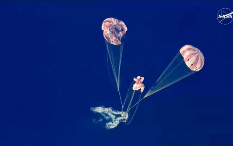 Captura de imagen de una transmisión de la NASA de la capsula Orión, con los tripulantes de Artemis II, luego de amerizar en el Pacífico.