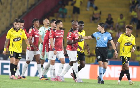 Jugadores de Barcelona SC y Leones FC analizan una decisión arbitral durante el partido de la fecha 8 de la LigaPro en el estadio Monumental.