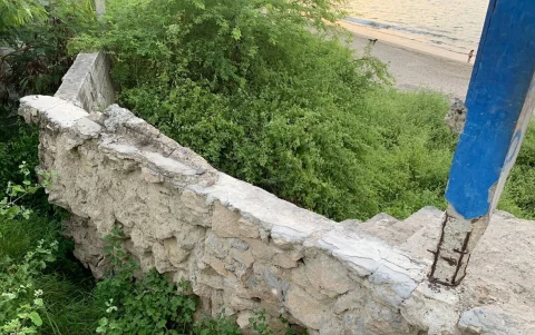 Las escaleras de acceso a la playa se han 