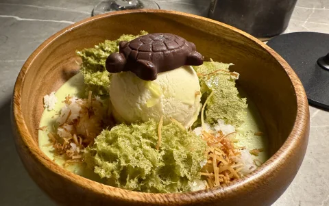 Matcha mousse: bizcocho de cacao blanco, helado de jengibre con yuzu y chocolate de Galápagos.