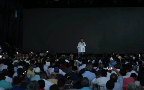 El corte de luz también tomó por imprevisto a los asistentes de la conferencia convocada por el exalcalde Nebot.
