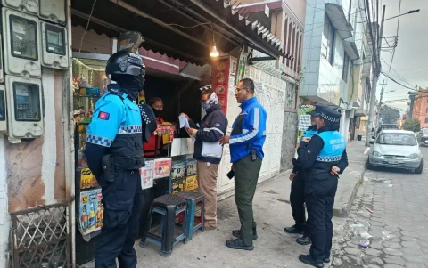 Operativo de control en Quito revela camino subterráneo, presencia de roedores y cucarachas en establecimientos intervenidos.