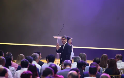 El cardenal Luis Cabrera estuvo entre los invitados que se sentaron en primera fila, en la conferencia del exalcalde de Guayaquil, Jaime Nebot.