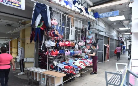 Preocupación. En el centro comercial Hermano Miguel hay locales cerrados.