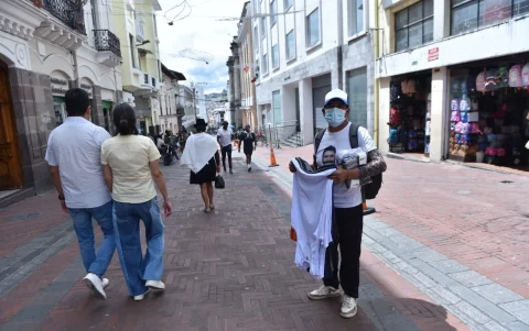 Informalidad. La presencia de ventas ambulantes reduce clientes en centros comerciales del ahorro.