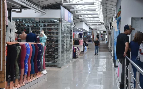 El silencio y los pasillos vacíos marcan el ambiente que se vive en el Centro Comercial Nuevo Amanecer.