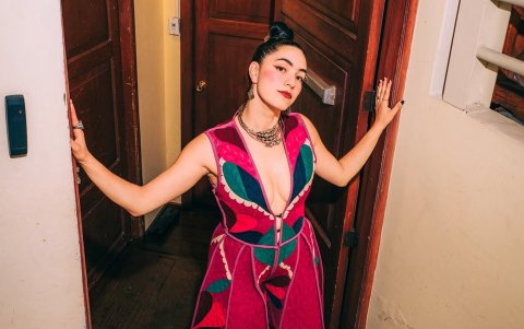 La quiteña Rafaela Valarezo acaba de lanzar el EP ‘Torera’ con su proyecto en solitario Ravia y además forma parte del dúo Pinxame junto a Jabiera Guerra.