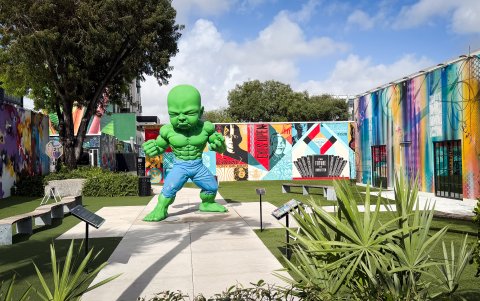 Wynwood Walls es una de las paradas más icónicas para quienes quieren descubrir el lado más creativo y vibrante de la ciudad.