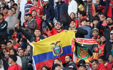 Una gran cantidad de hinchas llegó al estadio Alejandro Serrano Aguilar.