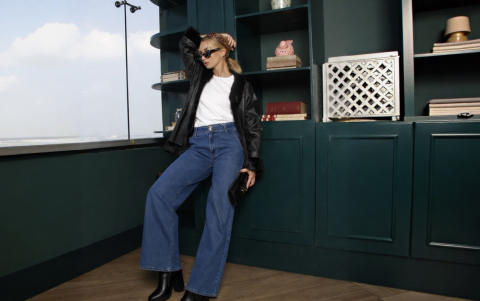 Botas, pantalones rectos, gafas y diadema son un combinación muy Bessette.