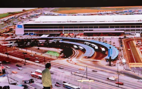 Durante la conferencia, Jaime Nebot apeló al pasado al exhibir y evocar las obras ejecutadas durante su administración.