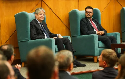 Durante la presentación, el expresidente Guillermo Lasso y el autor del libro, Fabián Pozo.