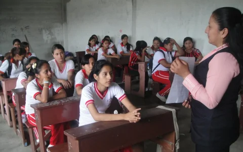 Una maestra imparte sus clases y recuerda la vocación que se requiere para la docencia.