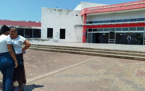 Fachada. La parte delantera luce con la pintura desgastada y le falta una letra a su letrero principal.