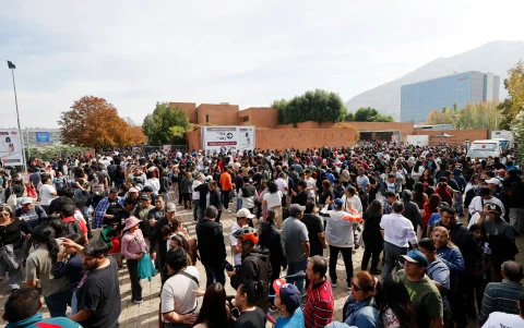 Desorden. En algunos recintos hubo caos para poder ejercer el derecho al voto. Cientos de personas hacían largas filas para poder ingresar.