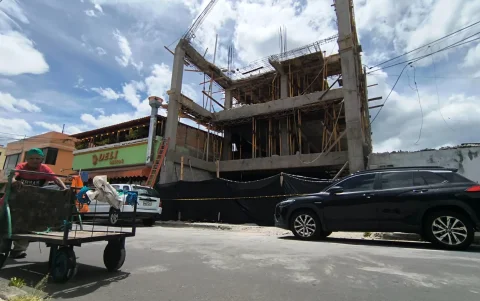 Situación. Construcción en Tumbaco colapsó evidenciando falta de plan de seguridad y alta concentración de obras sin permisos.