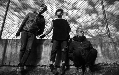 Los tres integrantes de Munn contarán con el apoyo del baterista Zak Icaza para el concierto del 23 de abril de 2026 en el Teatro Variedades.