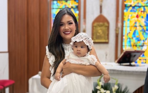 Madre e hija comparten tras la ceremonia religiosa.